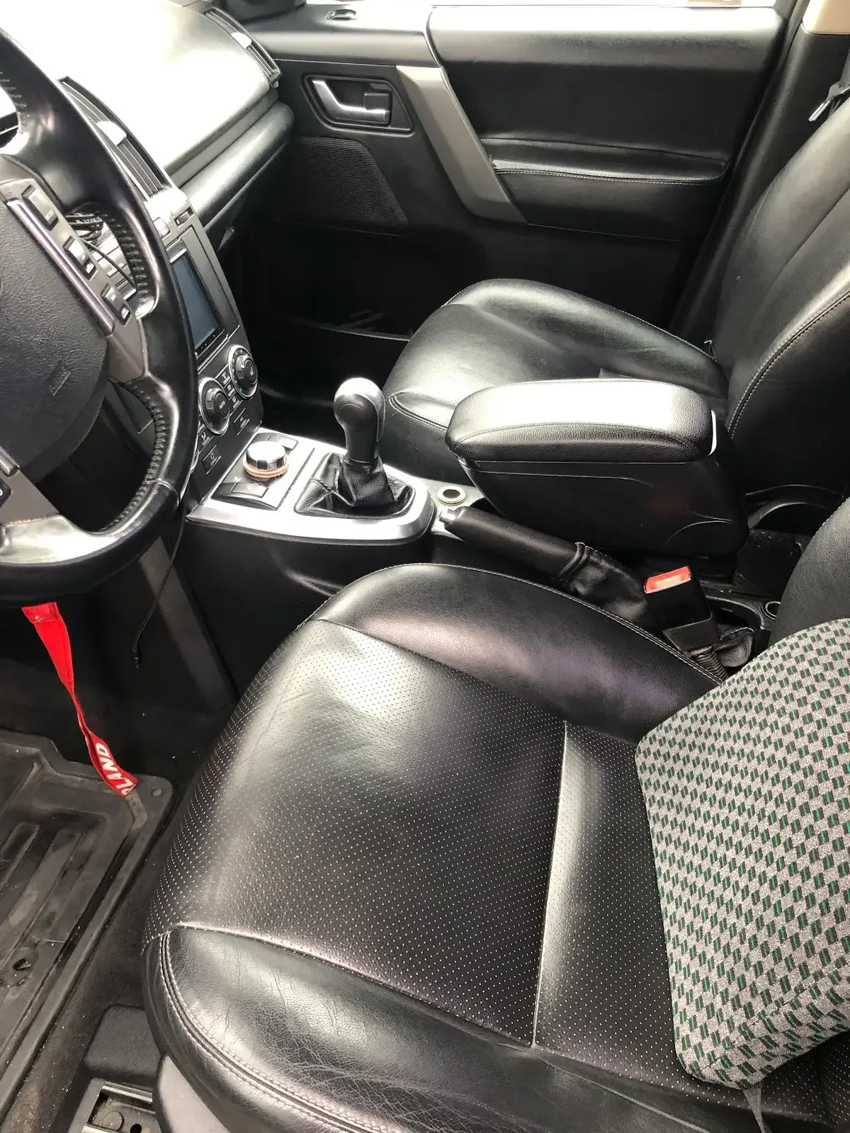 Interior de cuero del coche ya limpio