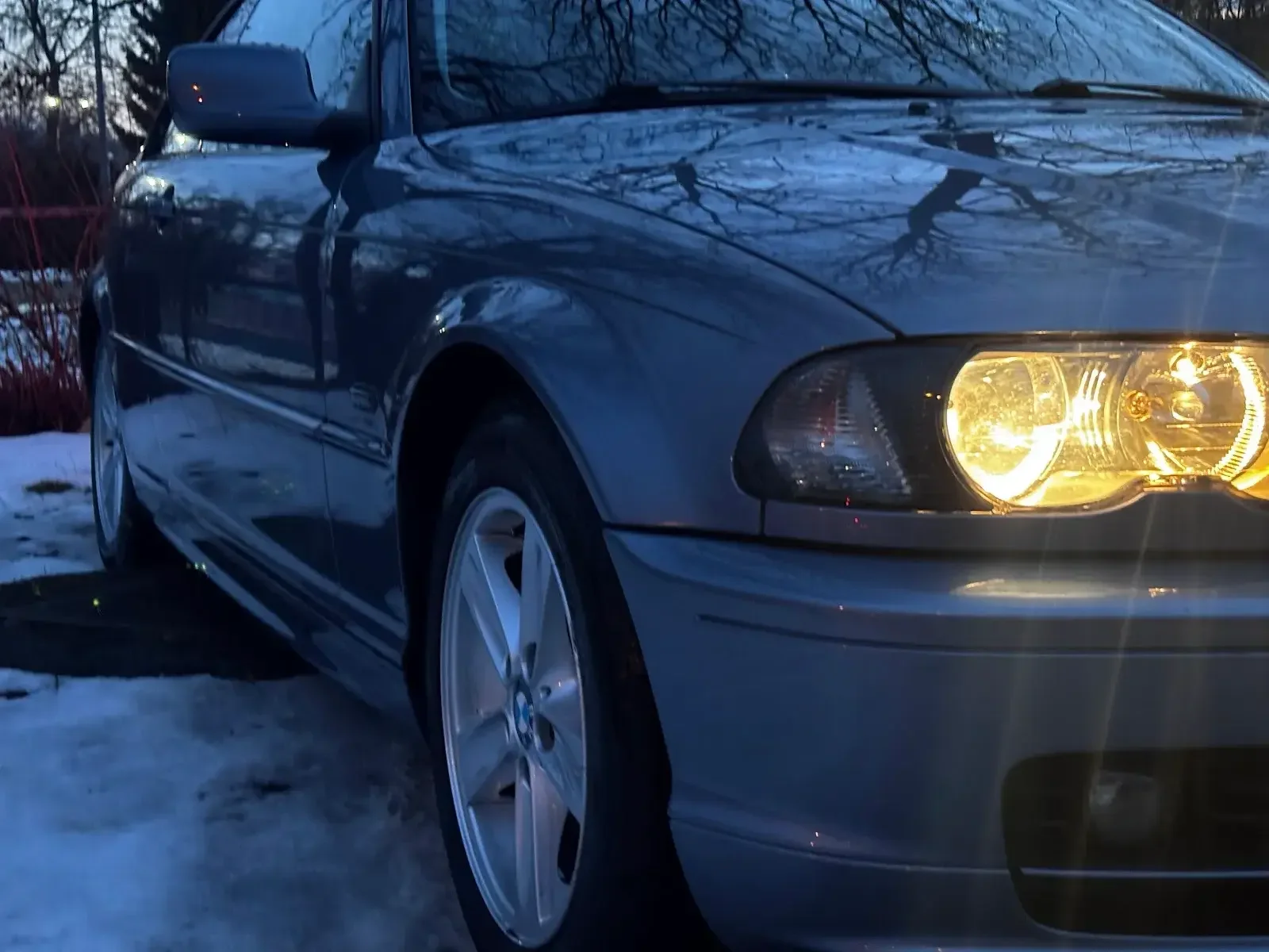 Faro reluciente del coche tras el detailing