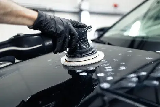 Pulido de pintura negra con máquina pulidora