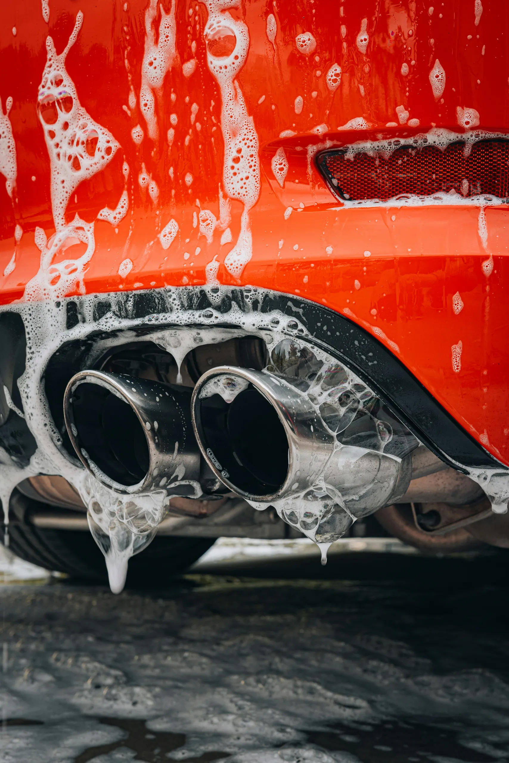 Detailing del coche con guantes protectores, primer plano